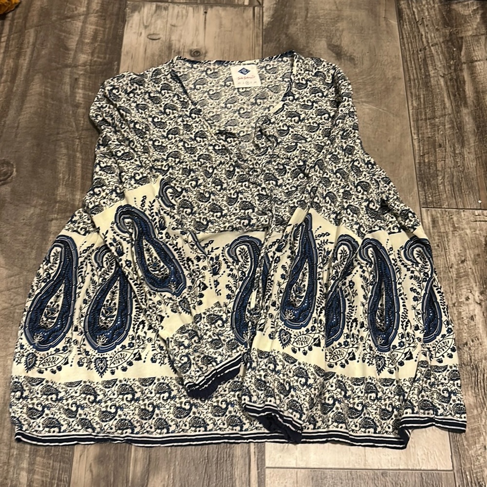 Long sleeve patterned shirt